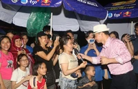 NSND Xuân Bắc cùng thanh niên công nhân lan tỏa năng lượng tích cực dưới trời mưa