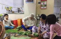 Cộng đồng mạng xúc động chia sẻ hình ảnh Tổng Bí thư cùng gia đình gói bánh Tết