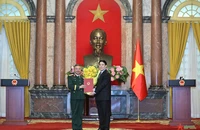 Chủ tịch nước Lương Cường trao quyết định thăng quân hàm Thượng tướng đối với ông Lê Quang Minh