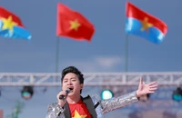 Ca sĩ Tùng Dương xúc động hát Quốc ca giữa rừng cờ đỏ sao vàng tại Nhật