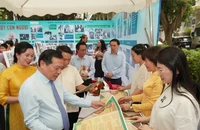 Bạn đọc xếp hàng quét mã QR để truy cập bảo tàng số về Bác Hồ