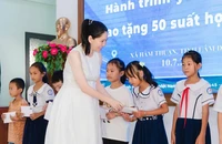 Hoa hậu Doanh nhân Hòa bình Việt Nam tiếp sức 50 học sinh vượt khó đến trường