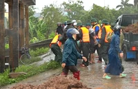 Hưng Yên: Vỡ khoảng 7m đê bối, di dời 42 hộ dân