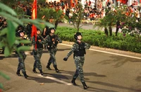 Khối nữ duyên dáng trong tổng hợp luyện diễu binh, diễu hành lần 2