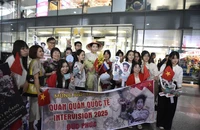 Khán giả nồng nhiệt chào đón ca sĩ Đức Phúc, quán quân Intervision trở về