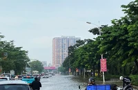 Xe máy sụp hố ga, ô tô chết máy, nhiều tuyến đường ở Hà Nội vẫn ngập nước 