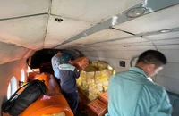 Trực thăng Mi-171 và Mi-17 mang theo hàng hoá cứu trợ vùng lũ