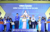 Ca sĩ Hoà Minzy chờ mẹ ngủ say để trốn đi cứu trợ bà con vùng lũ