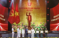 Lãnh đạo Đảng, Nhà nước trao danh hiệu Anh hùng tặng các tập thể, cá nhân
