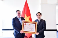 Đại sứ Mỹ tại Việt Nam Marc Evans Knapper nhận Huân chương Hữu nghị
