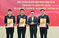 Tặng 5.000 ấn phẩm Báo Xuân Nhân Dân cho quân dân Trường Sa