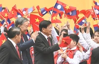 Bắn 21 loạt đại bác đón Tổng Bí thư, Chủ tịch nước Lào Thongloun Sisoulith