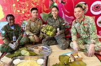 Bộ đội Việt Nam gói bánh chưng bằng lá chuối rừng giữa chảo lửa Abyei 