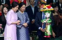 Phu nhân Tổng Bí thư, Chủ tịch nước và Phu nhân Tổng thống Hàn Quốc tham quan Bảo tàng Dân tộc học Việt Nam