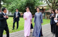Phu nhân Tổng thống Hàn Quốc Lee Jae Myung mặc áo dài do Phu nhân Tổng Bí thư, Chủ tịch nước Tô Lâm tặng