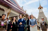 Phu nhân Ngô Phương Ly mặc trang phục truyền thống Thái Lan, thăm chùa Phật Ngọc