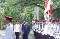 Tổng thống Singapore và Phu nhân ra tận cửa xe đón Tổng Bí thư, Chủ tịch nước Tô Lâm