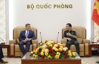 Đại tướng Phan Văn Giang tiếp Quyền Bộ trưởng Bộ Hải quân Hoa Kỳ Hùng Cao