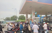 Cửa hàng xăng trên đường Bàu Cát quận Tân Bình dán thông báo hết xăng ngày 10-10