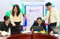 Ông Đinh Đức Thọ, Phó Tổng biên tập báo Pháp Luật TP.HCM, tặng hoa cảm ơn cơ quan BHXH TP.HCM. Ảnh: MINH HOÀNG