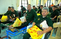 Đề xuất 2 mức quà tặng người có công dịp Tết Giáp Thìn 2024