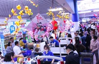 Nhiều siêu thị khuyến mãi mạnh kích cầu tiêu dùng tết. ẢNH: TÚ UYÊN