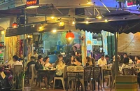 Một số đơn vị kinh doanh ăn uống giảm doanh thu. ẢNH: TÚ UYÊN