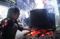 Người dân Hà Nội đốt lửa nấu bánh chưng đón Tết Nguyên đán