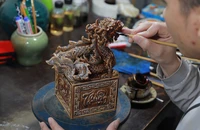 Cận cảnh ấn rồng vẽ vàng độc đáo trong dịp Tết Nguyên đán Giáp Thìn