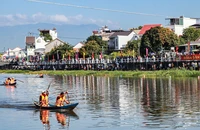 Hàng ngàn người đứng chật kín hai bờ sông Dinh xem đua ghe đầu xuân