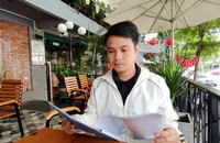Anh Nguyễn Đức Lộc đã làm nhiều đơn kiến nghị nhưng đến nay vẫn chưa được tuyển dụng theo hệ cử tuyển. Ảnh: LK