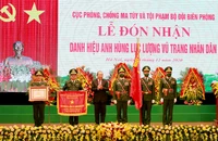 Phó Thủ tướng Thường trực Chính phủ Trương Hòa Bình trao tặng danh hiệu Anh hùng Lực lượng vũ trang nhân dân cho Cục phòng, chống ma túy và tội phạm BĐBP. 