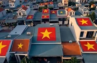 Lỗi sai nghiêm trọng khi cờ Tổ quốc bị AI biến thành màu xanh (thay vì màu đỏ) trong MV Kiếp sau vẫn là người Việt Nam. (Ảnh chụp màn hình) 