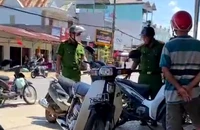 Mang vàng giả đi cầm cố, bị phát hiện liền đâm trọng thương người vây bắt