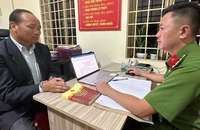 Thu giữ 65 bộ hồ sơ trong nhà "siêu kiện"
