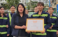 Đà Lạt khen thưởng công nhân vệ sinh môi trường trả lại 4.700 USD cho khách