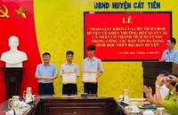 Khen thưởng 2 học sinh giao nộp tê tê