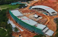 Toà nhà Câu lạc bộ Golf Đà Lạt bên trong Đồi Cù dừng thi công