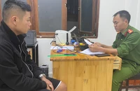 Thanh niên mang súng khi đi giao ma tuý bị công an bắt giữ