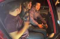 1 người đàn ông lao đầu vào ô tô trên quốc lộ 20