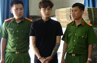 Một thanh niên buôn bán hàng ngàn mũ bảo hiểm giả