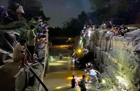 Sông Đạ Huoai cạn trơ đá, hàng chục người soi đèn bắt cá trong đêm