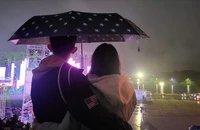 Hàng ngàn du khách đội mưa xem 'Hoà nhịp sắc màu' ở Quảng trường Lâm Viên