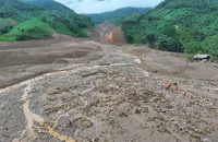 Mở rộng phạm vi, quyết tâm tìm kiếm nạn nhân còn mất tích ở thôn Làng Nủ