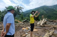 Thắt lòng trước cảnh làng bản tan hoang ở Nậm Lúc