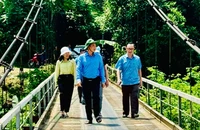 Qua cầu sắt rung lắc, Quyền Bí thư Lâm Đồng phát động xây cầu cho người dân Hà Giang
