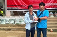 Trưởng thôn Kho Vàng được tặng điện thoại
