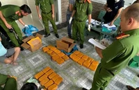 Phá đường dây vận chuyển ma túy xuyên quốc gia, trữ vũ khí nóng