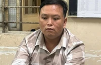 Vờ làm người tốt rồi cướp giật điện thoại