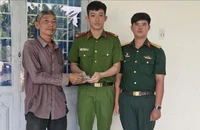 1 quân nhân trả 13 nhẫn vàng, tiền cho người dân đánh rơi